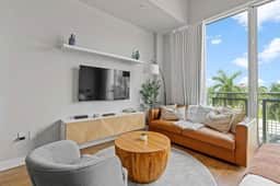 Bayfront Vizcayne Condo w Pool & Free Parking - Image 2