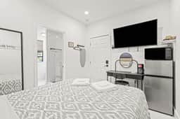 Private Miami Room & Bath | Near MIA - Image 2