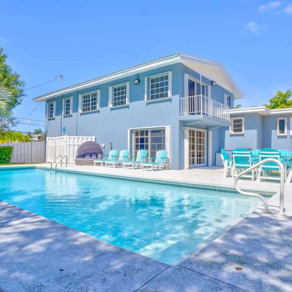 Easy Breezy Family Complex 5BR 3BTH 100ft Dock, Pool, & Beach! - Image 1