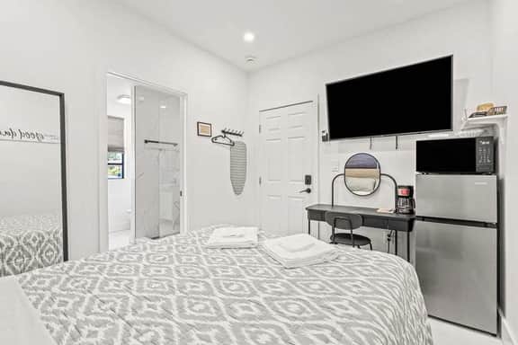 Private Miami Room & Bath | Near MIA - Image 2